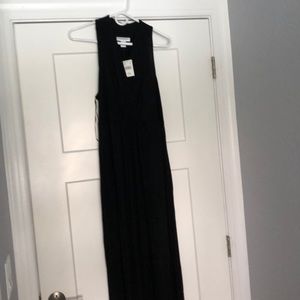 Black sleeveless maternity dress